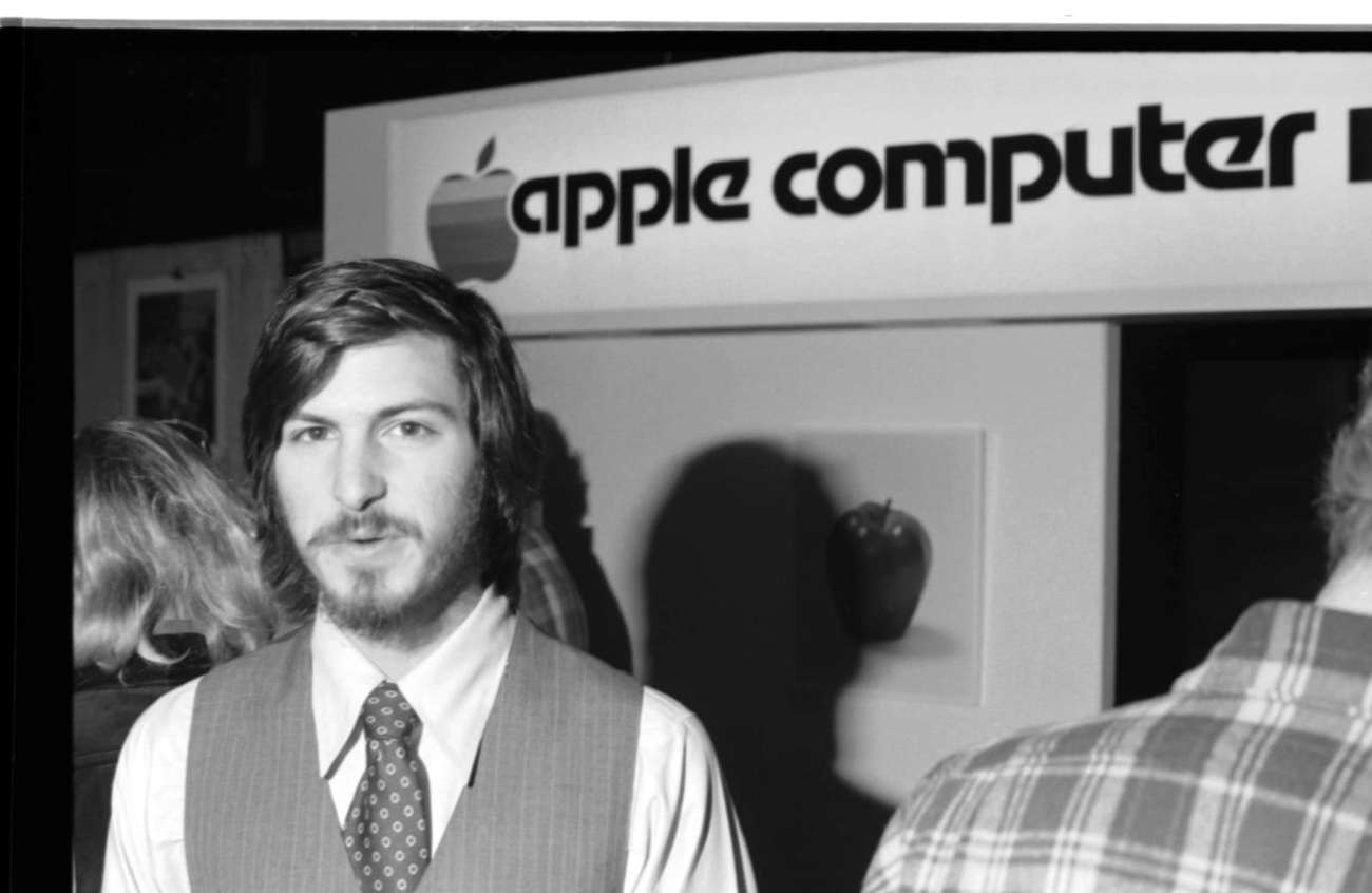სტივ ჯობსი კონფერენციაზე, სადაც მან ერთ-ერთი პირველი კომპიუტერი Apple II წარადგინა. სან-ფრანცისკო, 1977